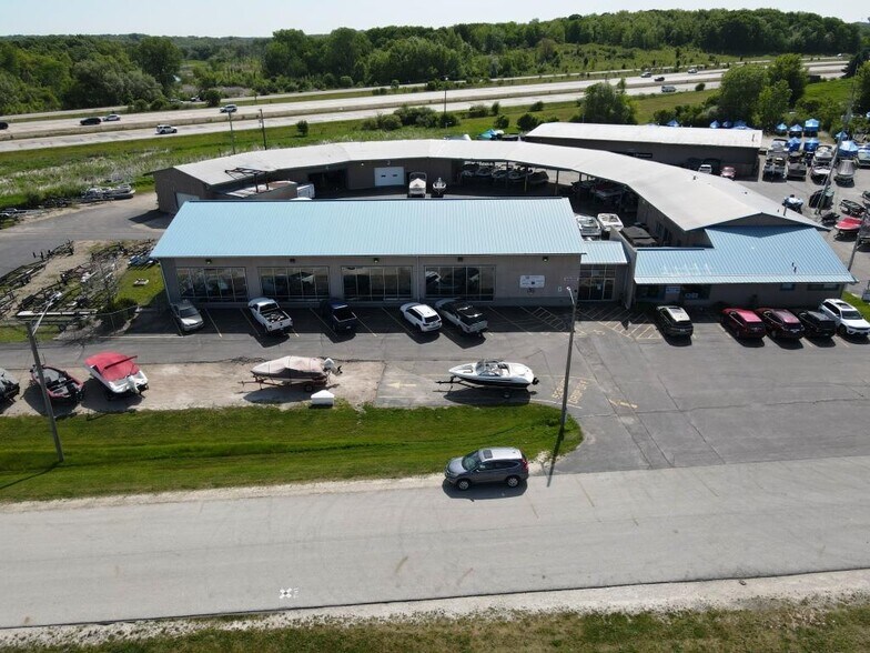 More Photos Of 400 Sussex St, Pewaukee Freestanding For Sale