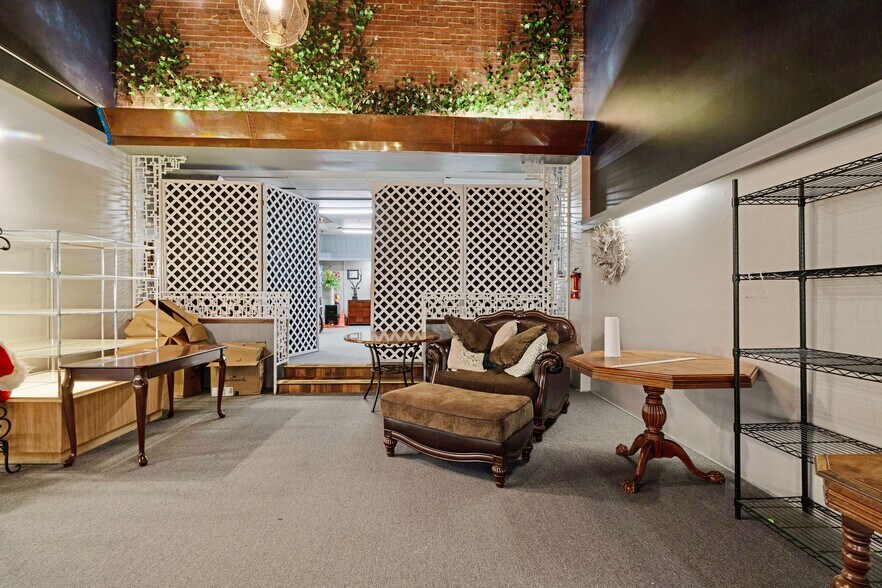 More Photos Of 20 North Plz, Paris General Retail For Sale