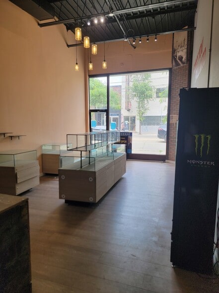 More Photos Of 811 Dundas St W, Toronto Storefront For Lease