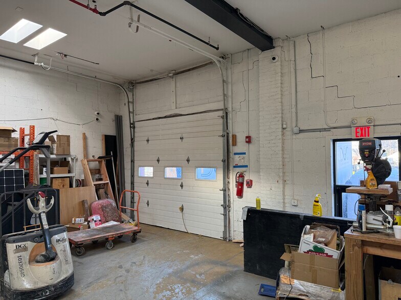 More Photos Of 90 W Sanford Blvd, Mount Vernon Manufacturing For Lease