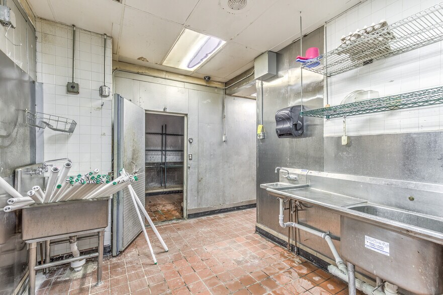 More Photos Of 6125 Natural Bridge Ave, Saint Louis Bar For Lease