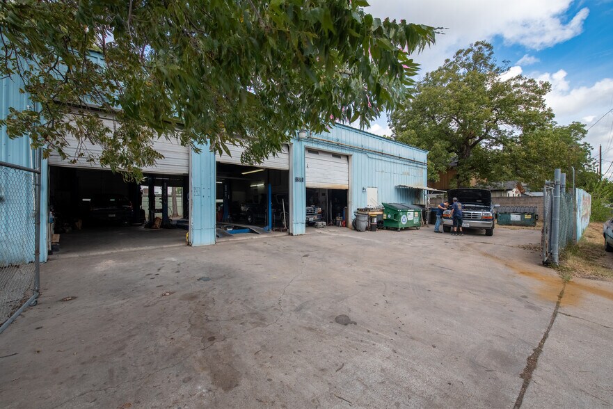 More Photos Of 3228 E 5th St, Austin Auto Repair For Sale