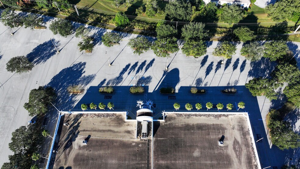 More Photos Of 3520 US Highway 98 N, Lakeland Department Store For Lease