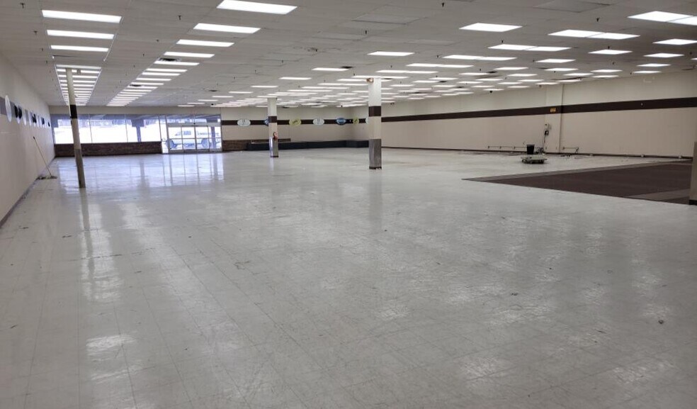 More Photos Of 229 Mattis Ave, Champaign Storefront For Lease