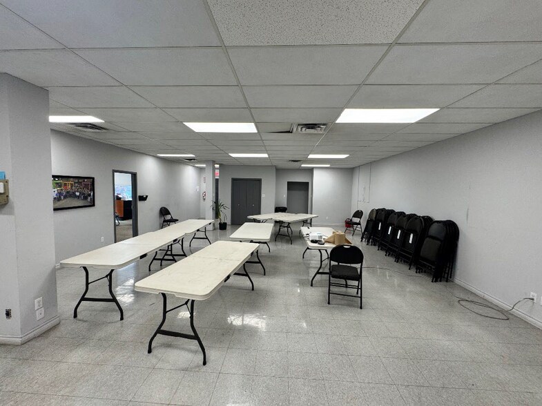 More Photos Of 2270 Boul Industriel, Laval Manufacturing For Lease