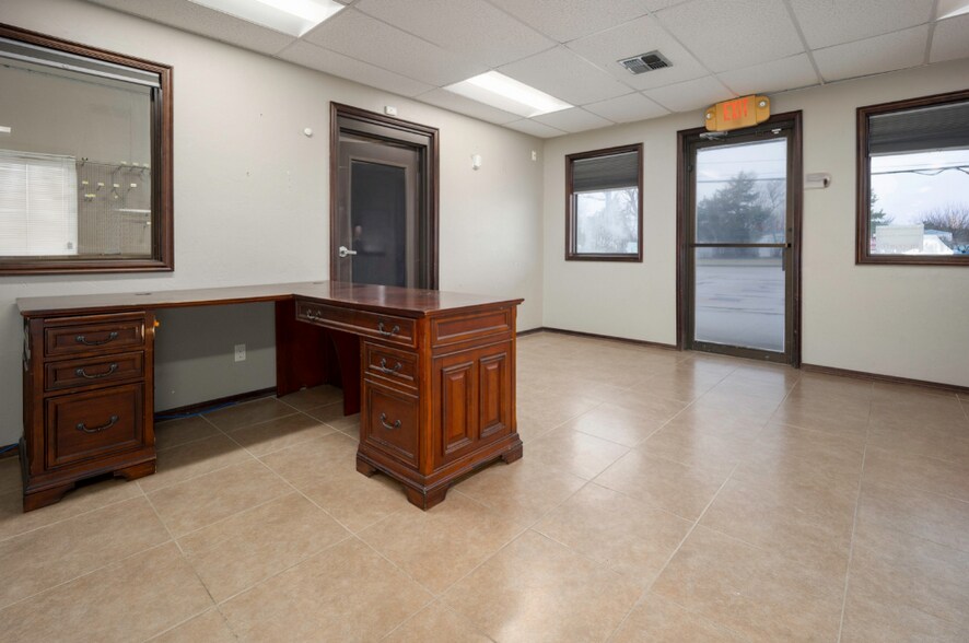 More Photos Of 401 S Ranchwood Blvd, Yukon Flex For Sale