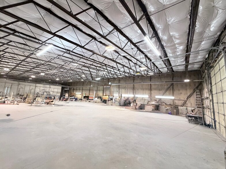 More Photos Of 701 SW 1st St, Oak Grove Industrial For Lease