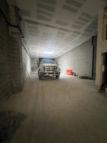 More Photos Of 112 Kingsland Ave, Brooklyn Auto Repair For Lease