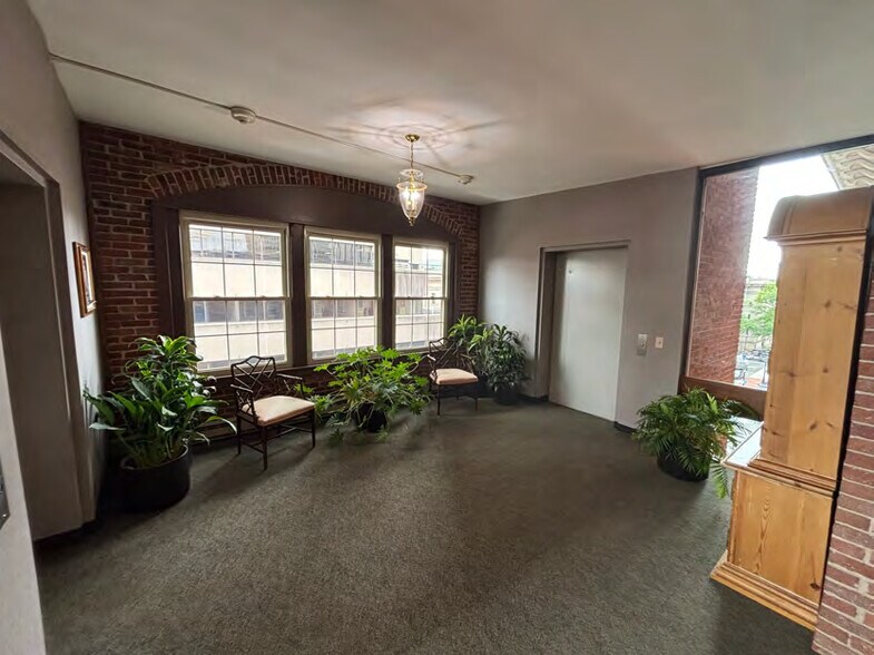 More Photos Of 1380-1402 Main St, Springfield Office For Sale