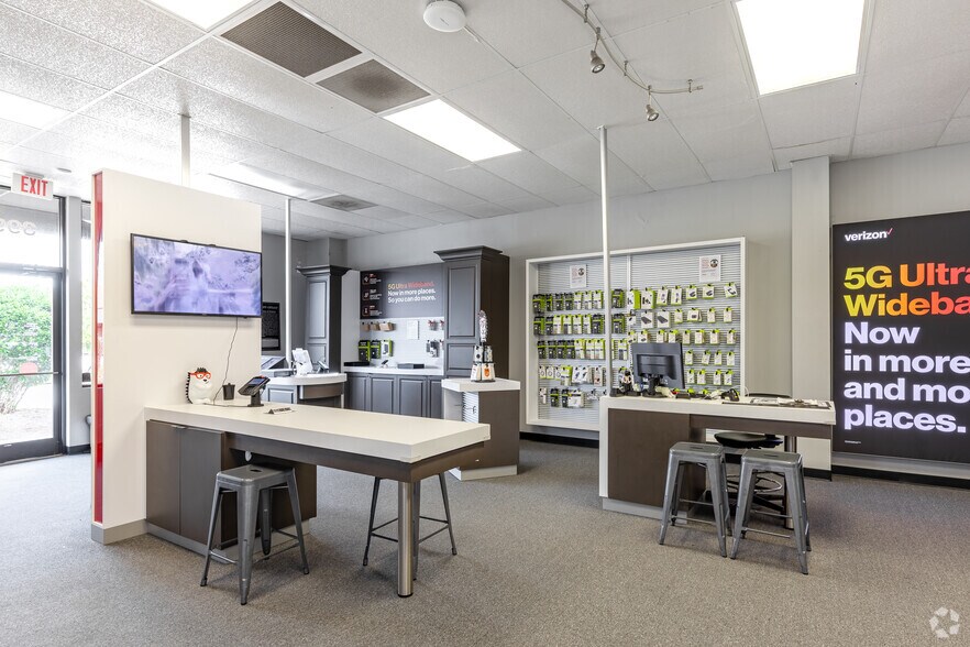 More Photos Of 3870-3998 Bremen Crossing, Bremen General Retail For Lease