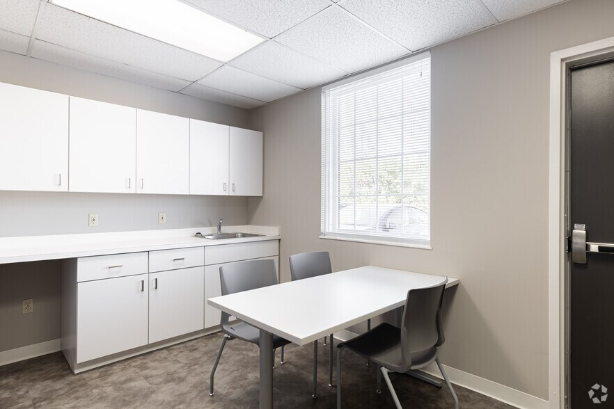 More Photos Of 796 Cincinnati Batavia Pike, Cincinnati Office For Lease