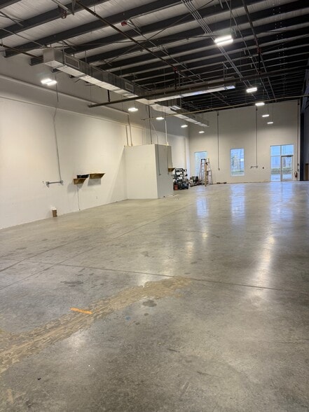 More Photos Of 16360 Innovation Ln, Fort Myers Showroom For Lease