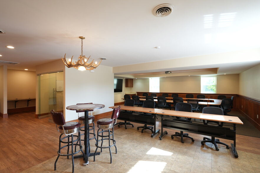 More Photos Of 7757 Woodbine Rd, Woodbine Warehouse For Lease