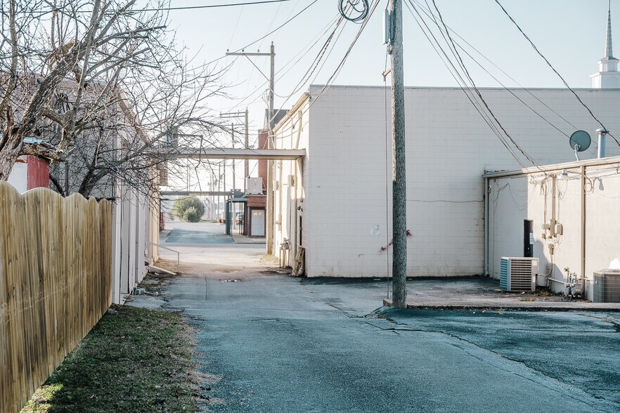 More Photos Of 709-713 Woodward Ave, Muscle Shoals Freestanding For Sale