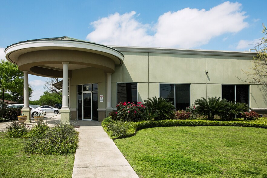 Primary Photo Of 7127 Somerset Rd, San Antonio Medical For Lease