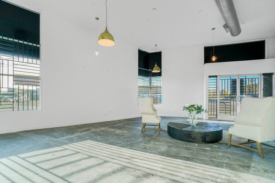 More Photos Of 328 Lincoln Blvd, Venice Storefront Retail Residential For Sale