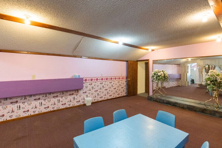 More Photos Of 58225 US-60, Fairland General Retail For Sale