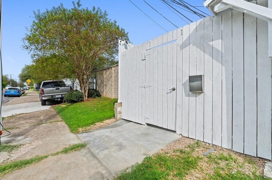 More Photos Of 7700 N Lamar Blvd, Austin Storefront Retail Office For Sale