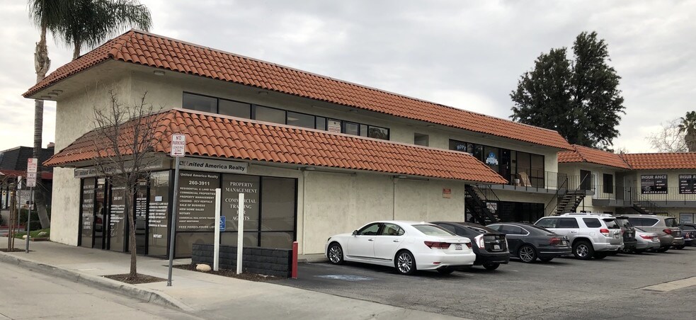 More Photos Of 22916 Lyons Ave, Santa Clarita Storefront Retail Office For Lease