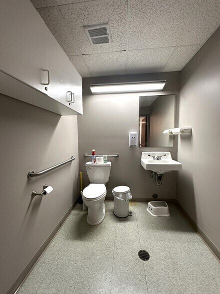 More Photos Of 220 SW 5th St, Woodhull Medical For Sale