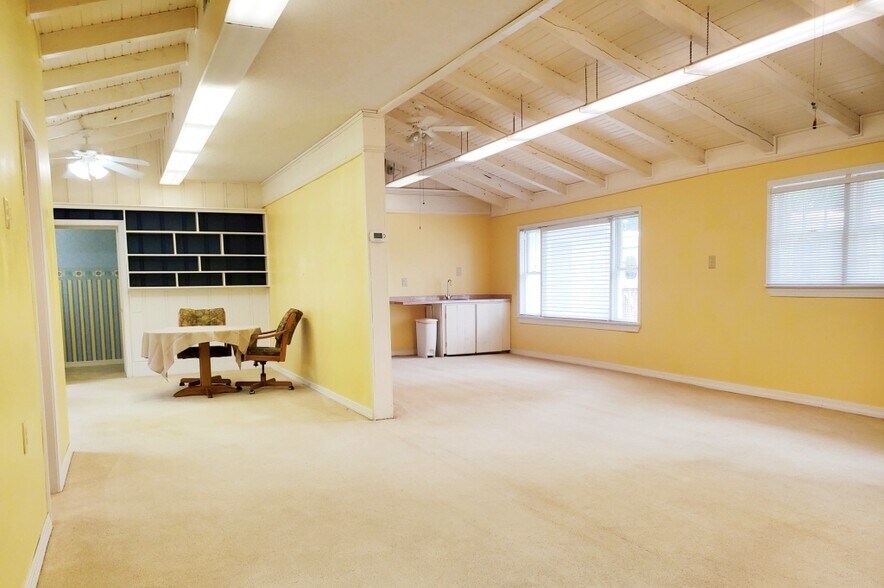 More Photos Of 250 Sunset Hills Dr, Sunrise Beach Storefront Retail Office For Sale