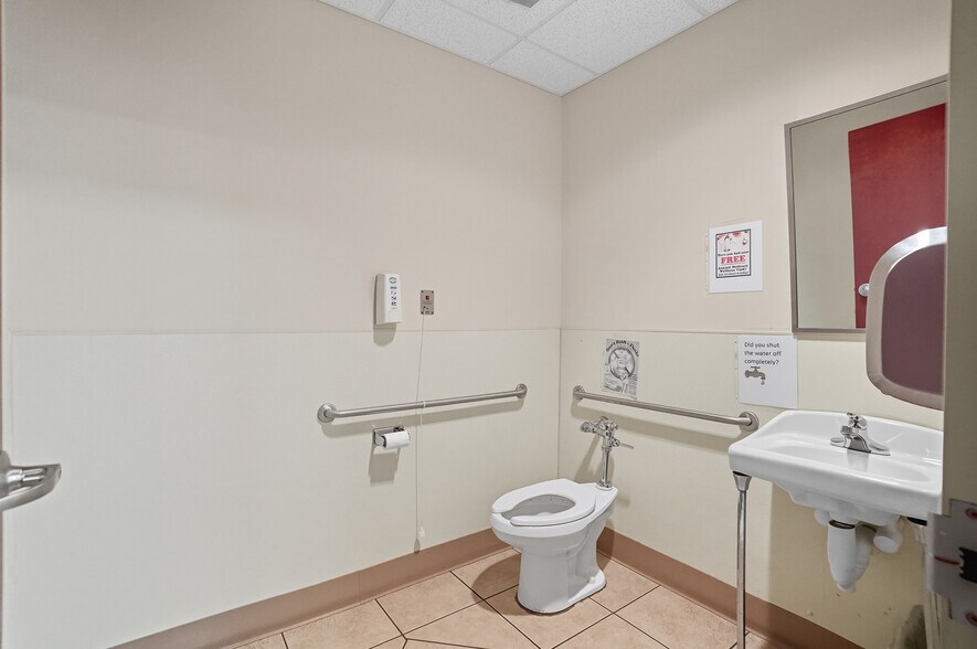 More Photos Of 916-920 W Market St, Lima Medical For Sale