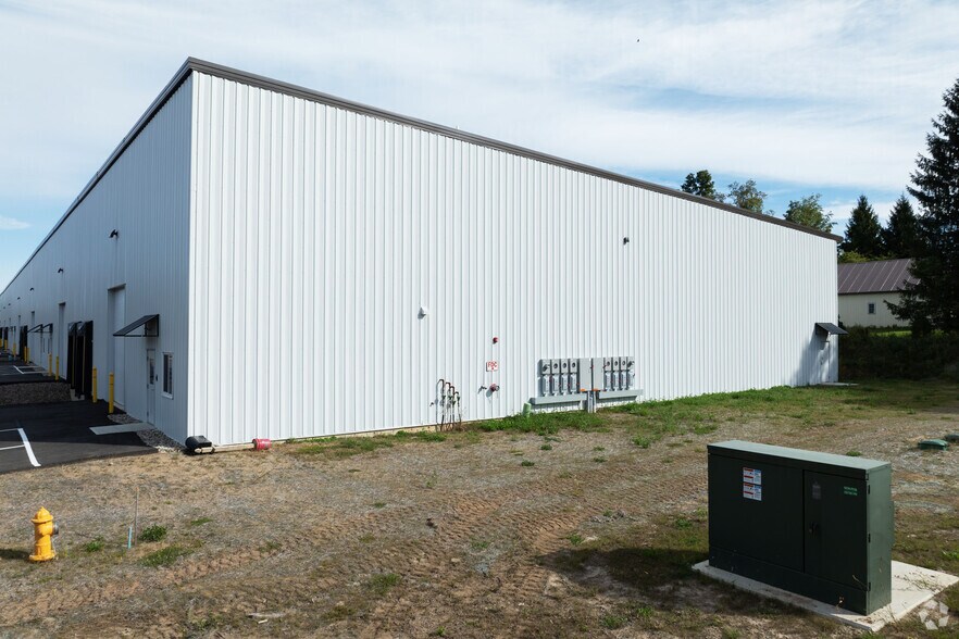 More Photos Of 113 Tabor Rd, Mechanicville Distribution For Sale