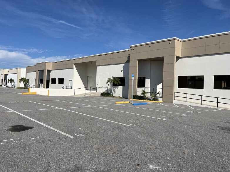 More Photos Of 2540-2550 118th Ave N, Saint Petersburg Warehouse For Lease