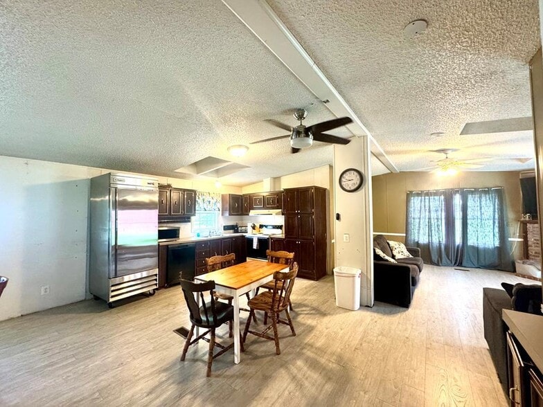 More Photos Of 158 Caloric Rd., Mullens Flex For Sale