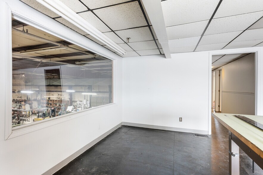 More Photos Of 149 Delaina Dr, Mount Washington Showroom For Sale