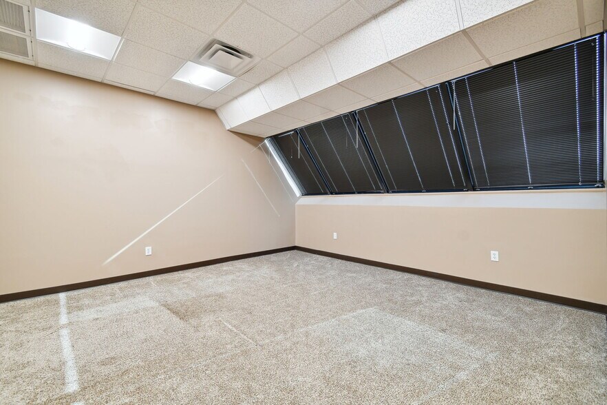 More Photos Of 6740 Crosswinds Dr, Saint Petersburg Coworking Space