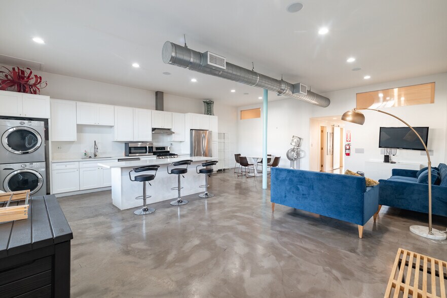 More Photos Of 5655 E Beverly Blvd, Los Angeles General Retail For Lease