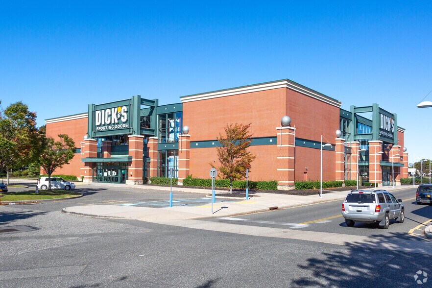 More Photos Of 2-644 Smith Haven Mall, Lake Grove Freestanding For Lease