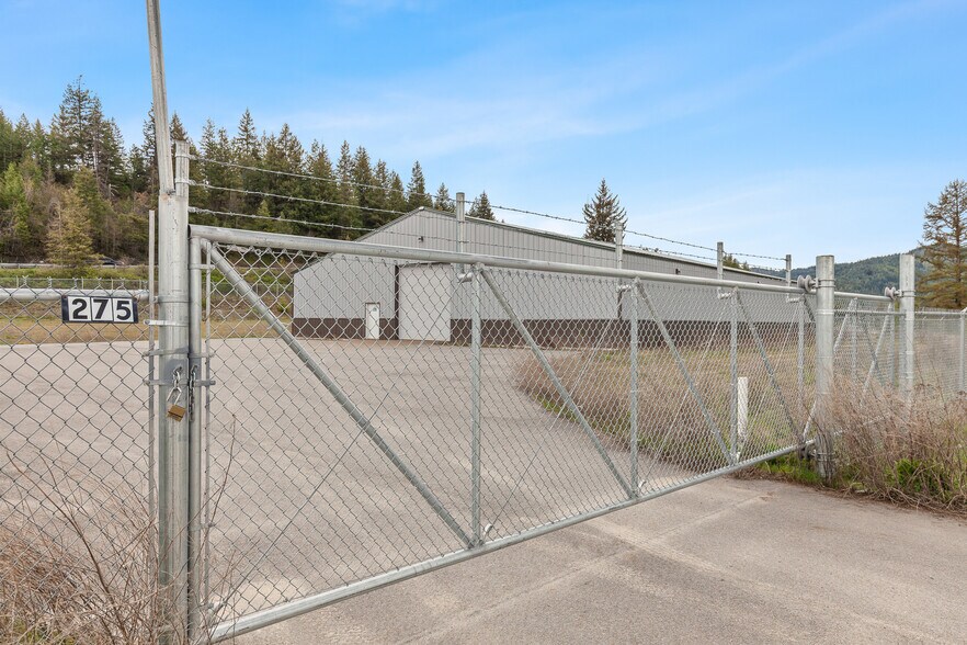 More Photos Of 275 Industrial Park Ave, Spirit Lake Warehouse For Lease