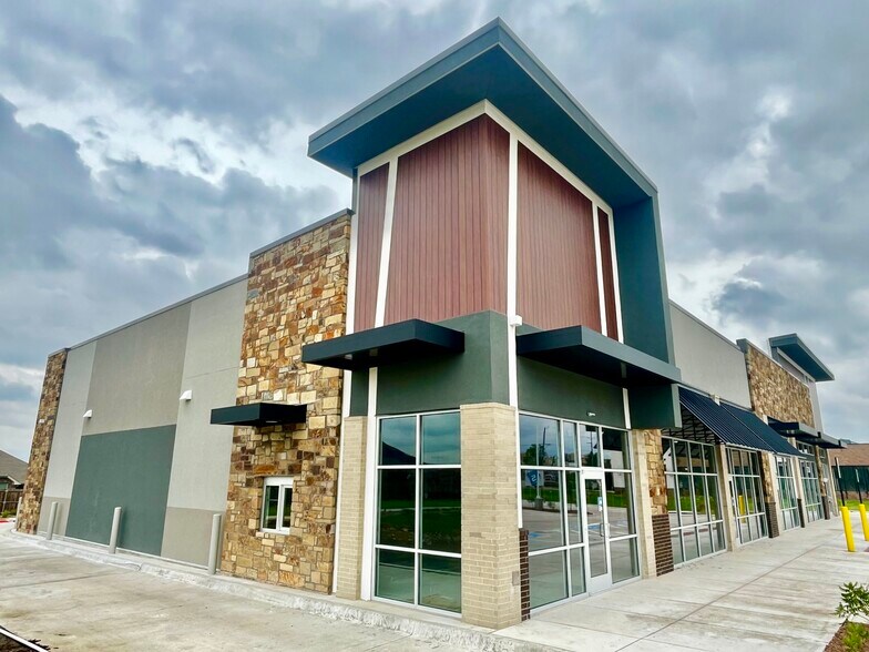 Primary Photo Of 7051 Wayne Rd, Westland General Retail For Lease