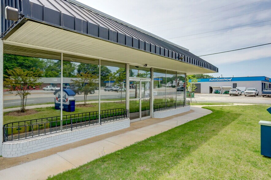 More Photos Of 1800 Laurens Rd, Greenville Freestanding For Lease