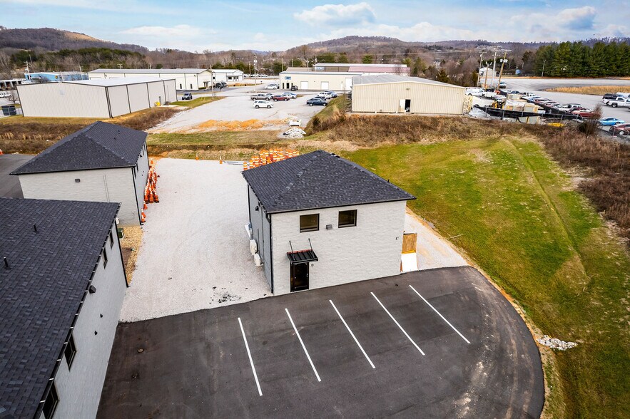 More Photos Of 240 Hub Circle, Cookeville Showroom For Lease