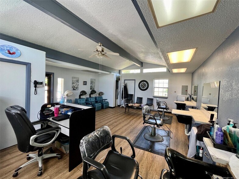 More Photos Of 1401 S McQuarrie Ave, Wagoner Storefront Retail Office For Sale