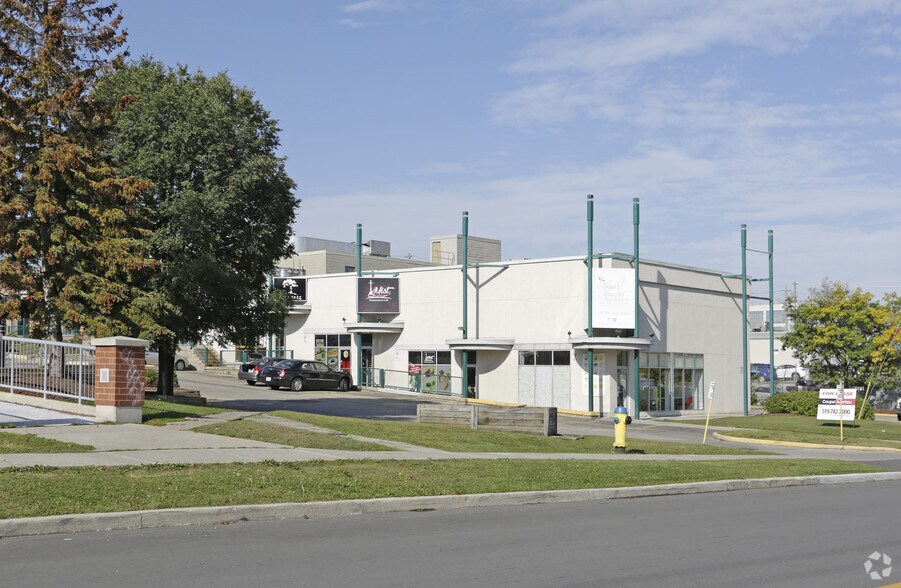 More Photos Of 210-220 King St N, Waterloo General Retail For Lease