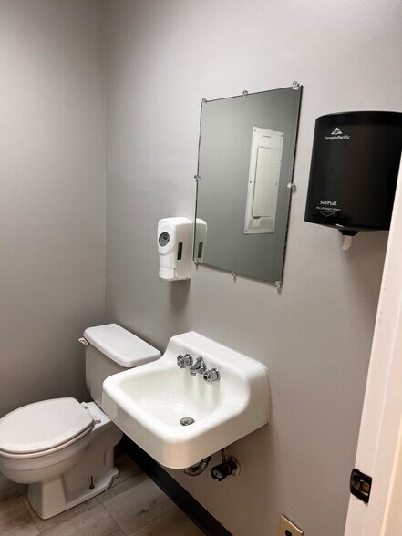 More Photos Of 1401 Applewood Dr, Dalton Medical For Lease