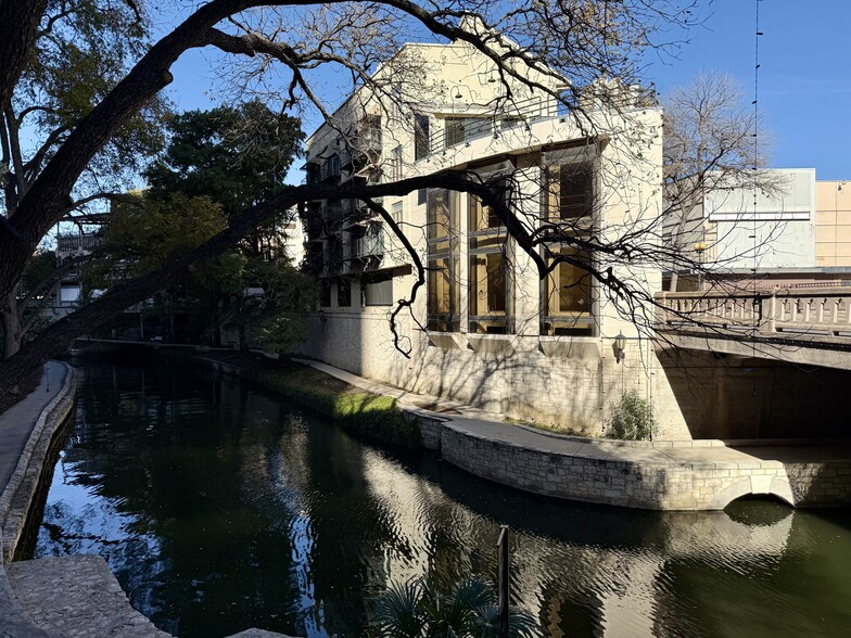 Primary Photo Of 1020 Navarro St, San Antonio General Retail For Lease