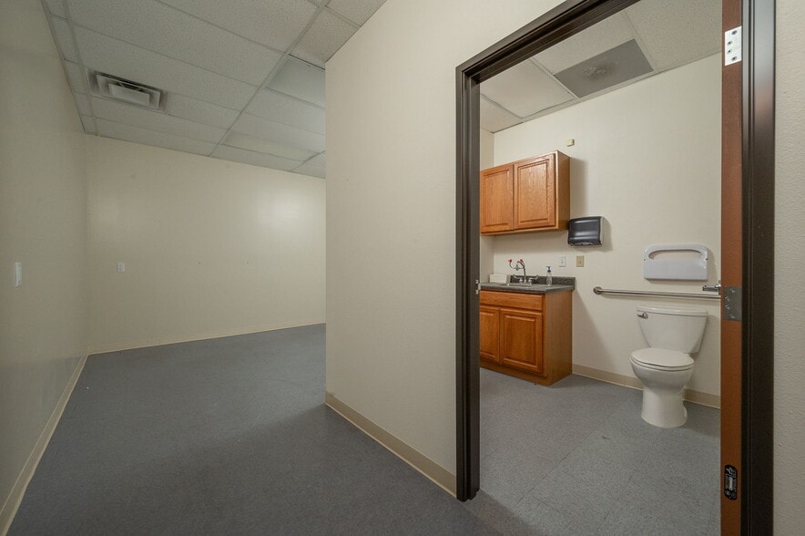 More Photos Of 2500 Canyon Rd, Bullhead City Medical For Lease