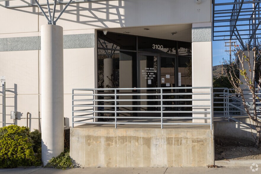 More Photos Of 3100 N San Fernando Blvd, Burbank Warehouse For Lease