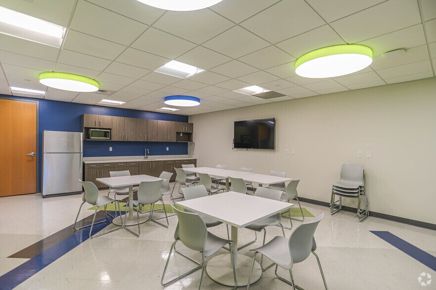 More Photos Of 132 Turnpike Rd, Southborough Office For Lease