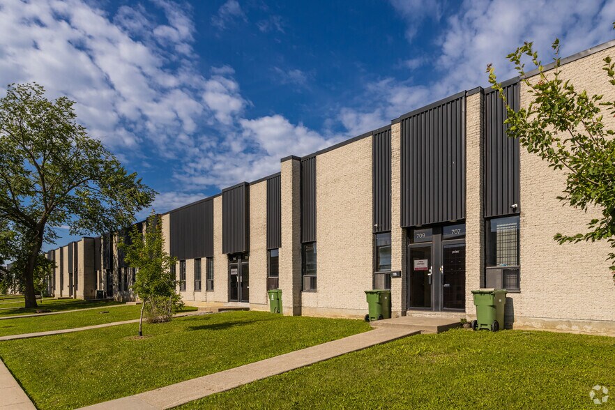 More Photos Of 679-701 Av Meloche, Dorval Warehouse For Lease