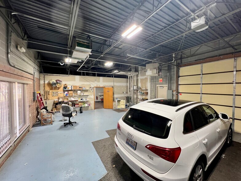 More Photos Of 500 Park Ave, Lake Villa Warehouse For Sale