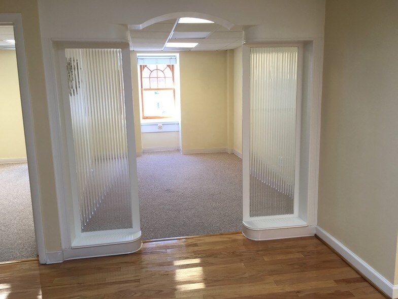 More Photos Of 2625 Connecticut Ave NW, Washington Storefront Retail Office For Lease