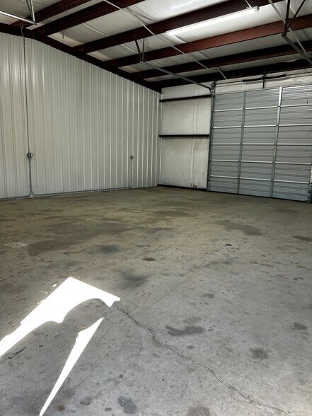 More Photos Of 1247-1255 N Garnett Rd, Tulsa Warehouse For Lease