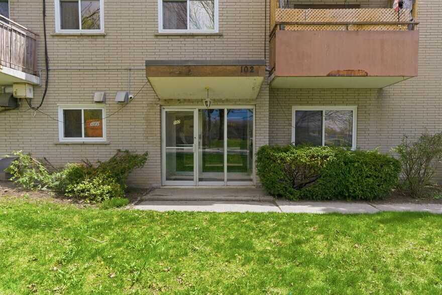 More Photos Of 102 Front St E, Whitby Apartments For Sale