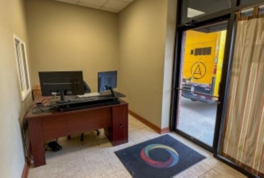 More Photos Of 1532 N Commercial, Nixa Warehouse For Lease